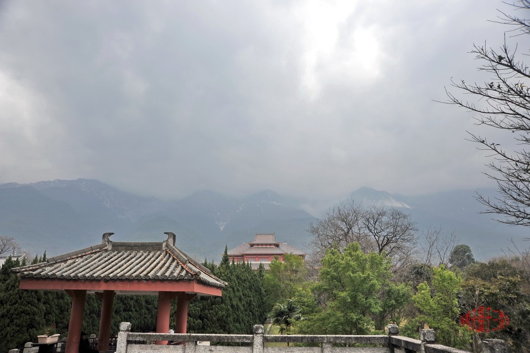 金庸天龙寺三塔        周鸣天