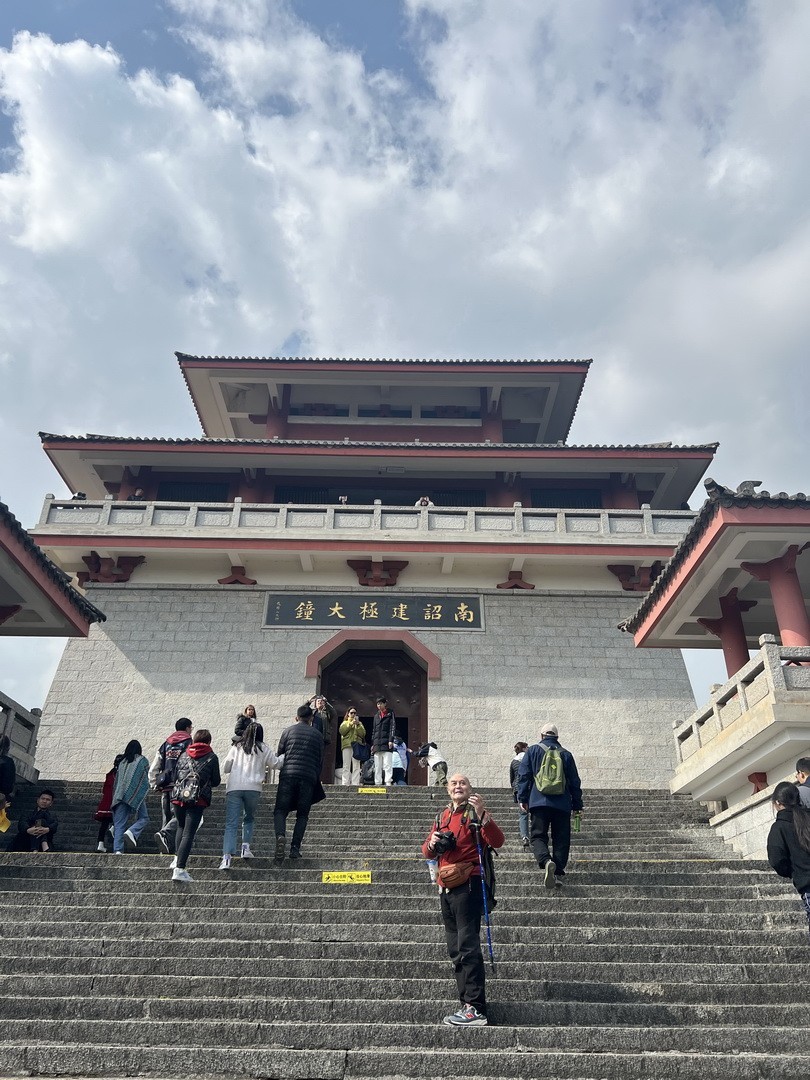 金庸天龙寺三塔        周鸣天