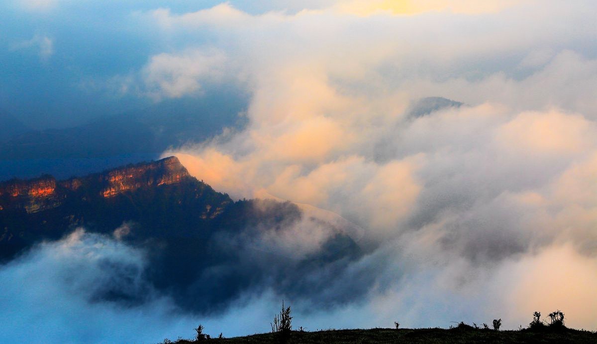 隐 隐 约 约《 牛 背 山 》