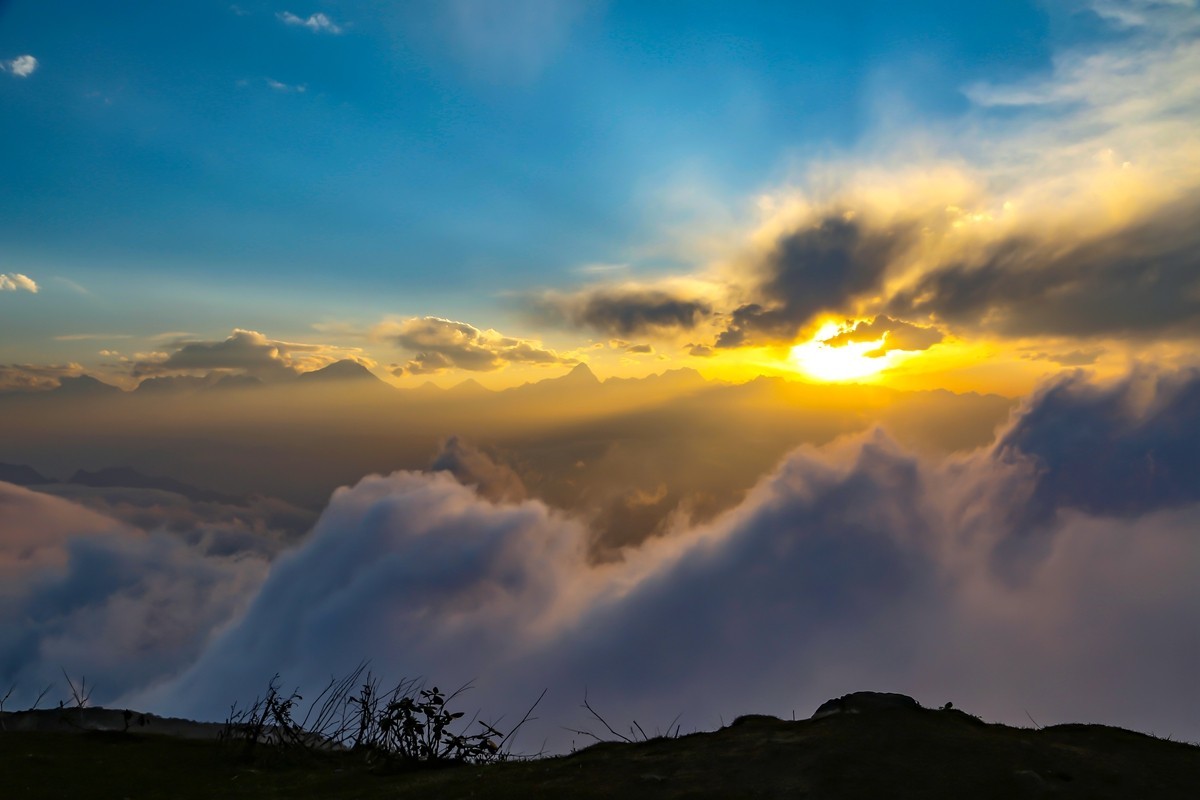 隐 隐 约 约《 牛 背 山 》