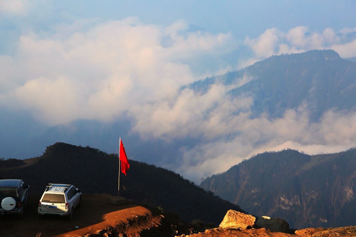 隐 隐 约 约《 牛 背 山 》