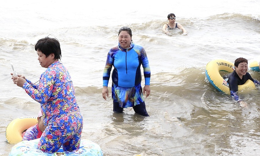 《不老松：纪实摄影》【大美河山系列报導】三游东戴河！ (55)香水湾浴场：海滨嬉水人