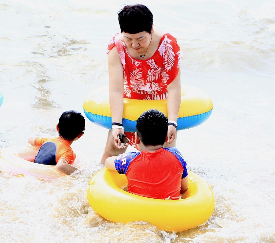 《不老松：纪实摄影》【大美河山系列报導】三游东戴河！ (55)香水湾浴场：海滨嬉水人