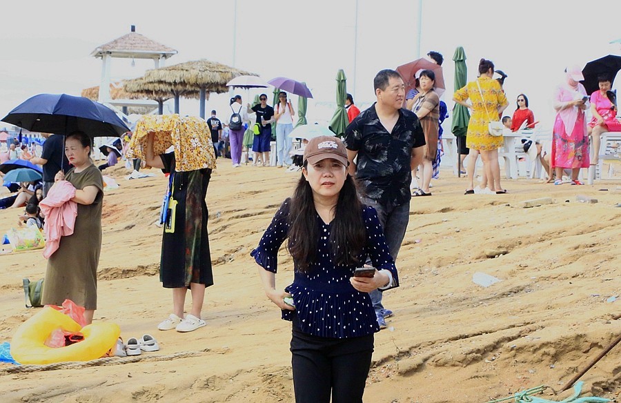 《不老松：纪实摄影》【大美河山系列报導】三游东戴河！ (55)香水湾浴场：海滨嬉水人