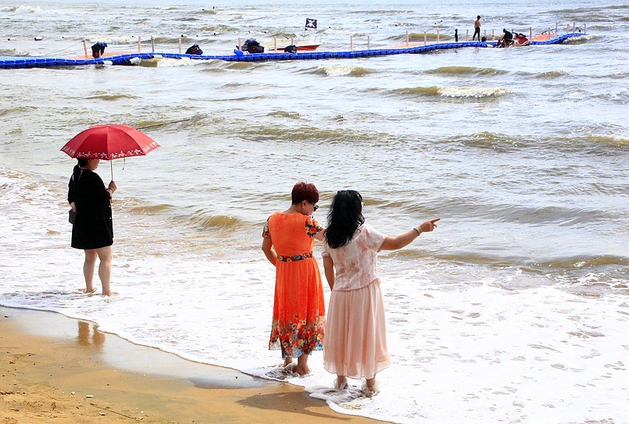 《不老松：纪实摄影》【大美河山系列报導】三游东戴河！ (55)香水湾浴场：海滨嬉水人