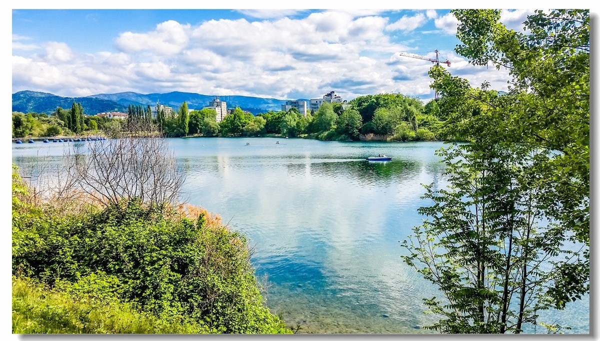 湖景春摄（德国弗莱堡）