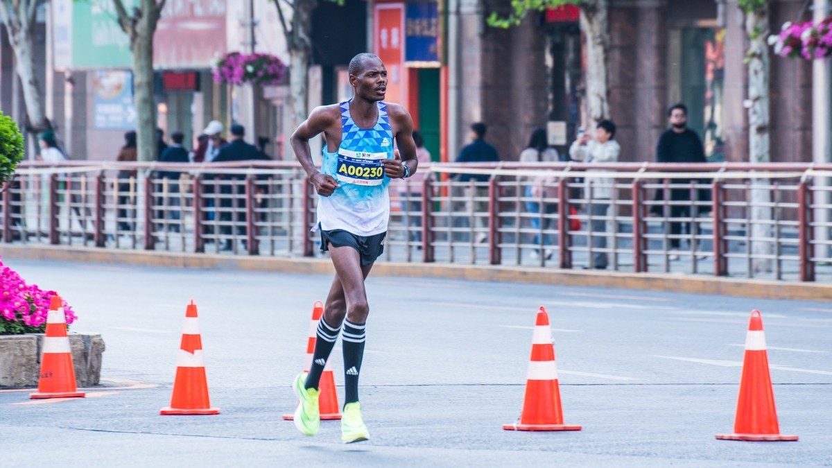 蒙 牛 - 2025 第 35 届 大 连 马 拉 松 赛 （ 三 ）