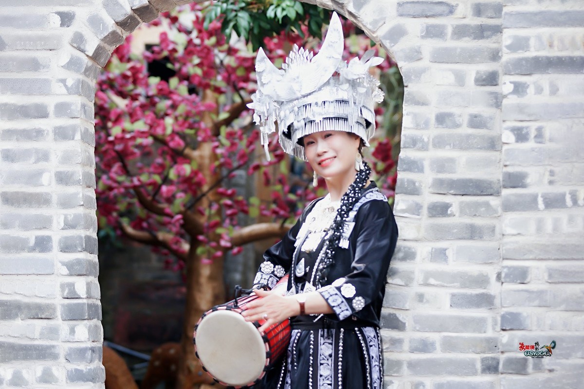 【隐香古苑苗家美女】--- 梅子