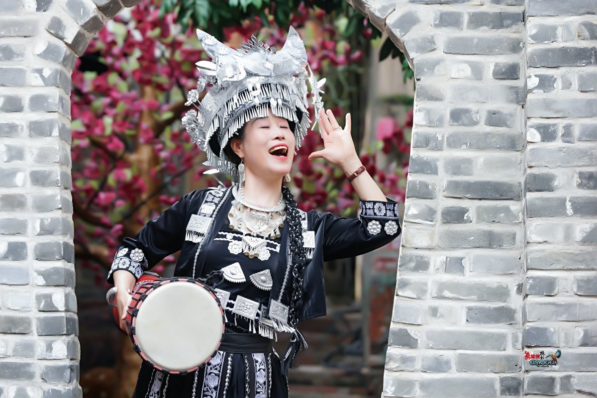 【隐香古苑苗家美女】--- 梅子