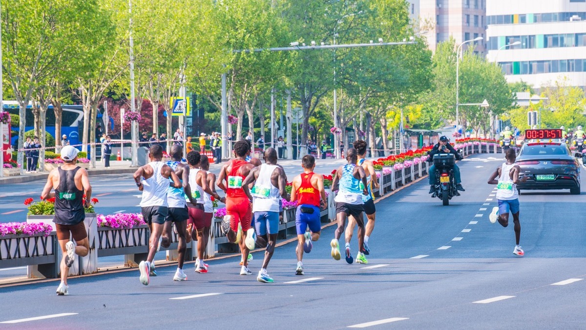 蒙 牛 - 2025 第 35 届 大 连 马 拉 松 赛 （ 三 ）