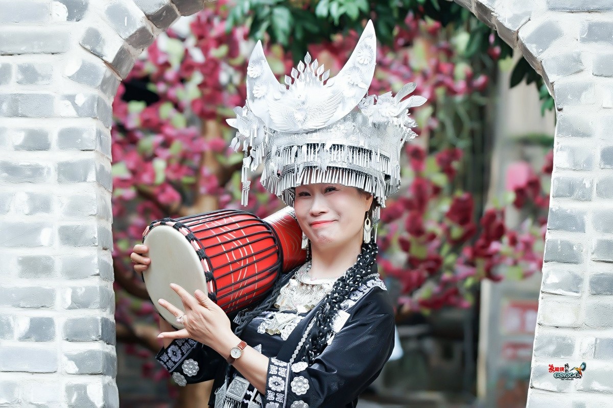 【隐香古苑苗家美女】--- 梅子