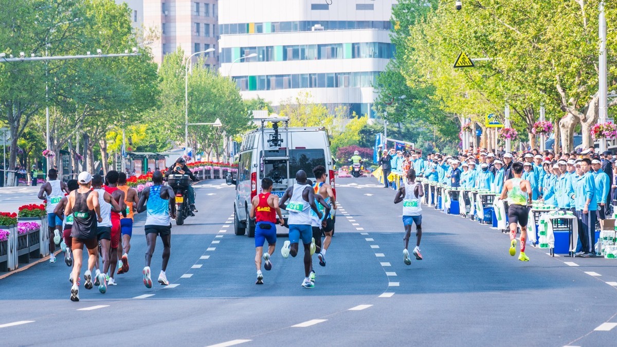 蒙 牛 - 2025 第 35 届 大 连 马 拉 松 赛 （ 三 ）