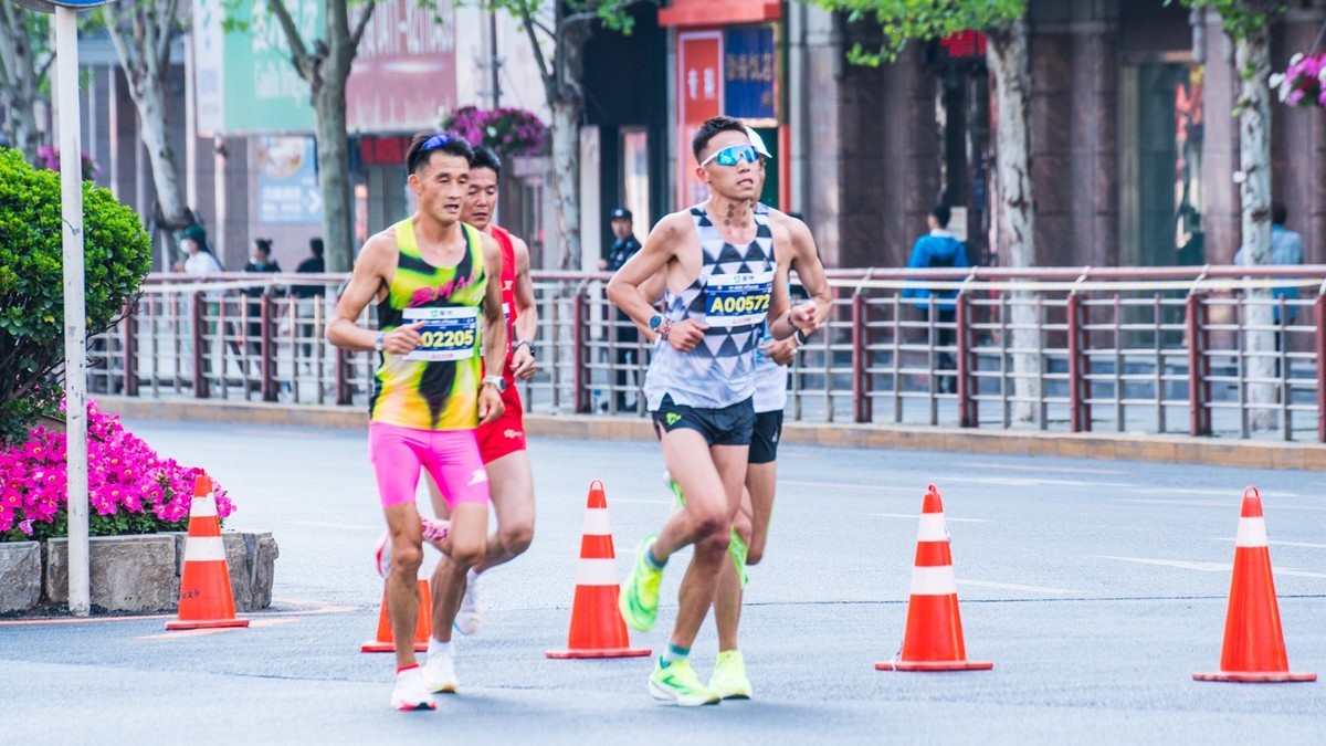 蒙 牛 - 2025 第 35 届 大 连 马 拉 松 赛 （ 三 ）