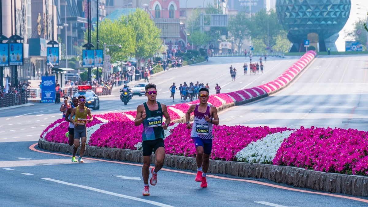 蒙 牛 - 2025 第 35 届 大 连 马 拉 松 赛 （ 三 ）