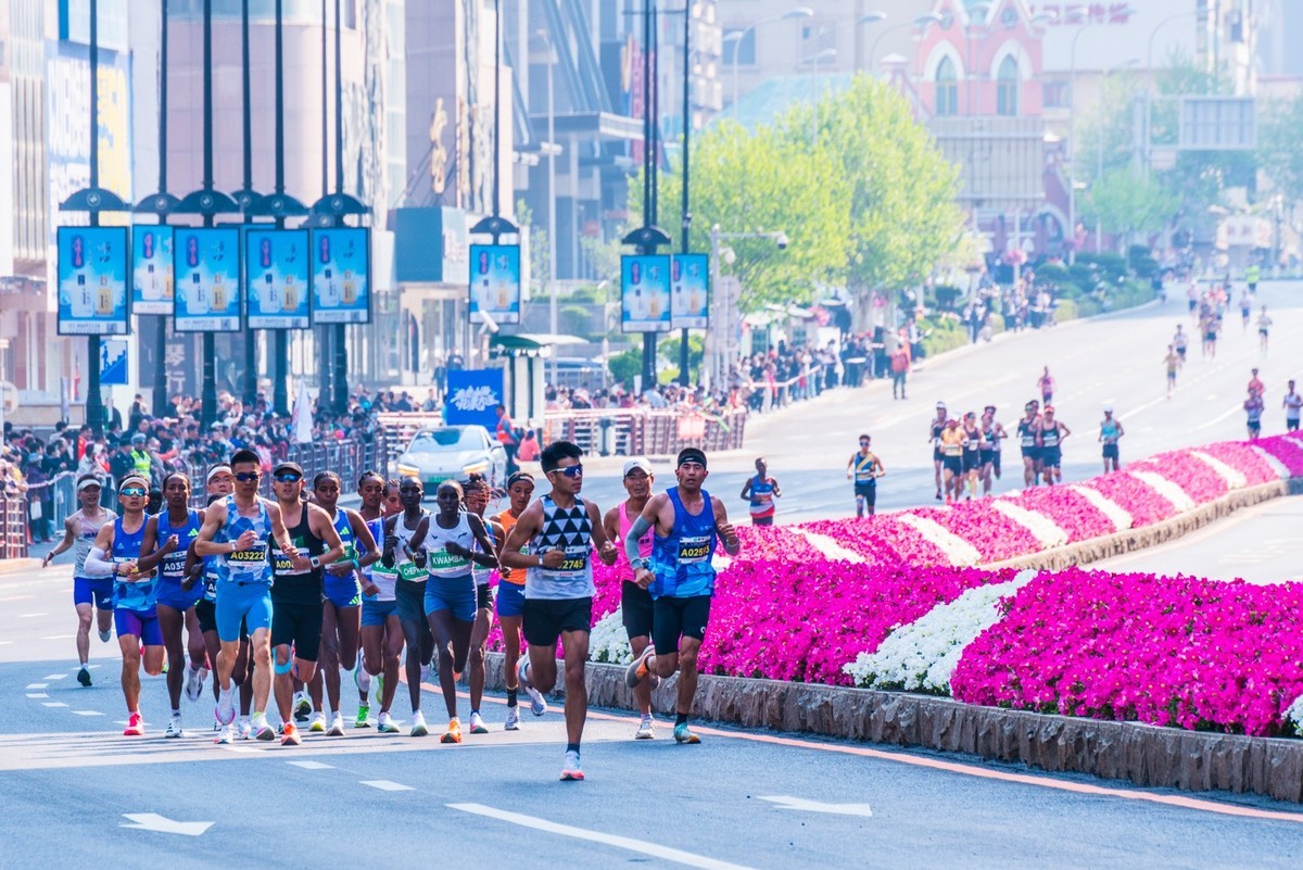 蒙 牛 - 2025 第 35 届 大 连 马 拉 松 赛 （ 三 ）