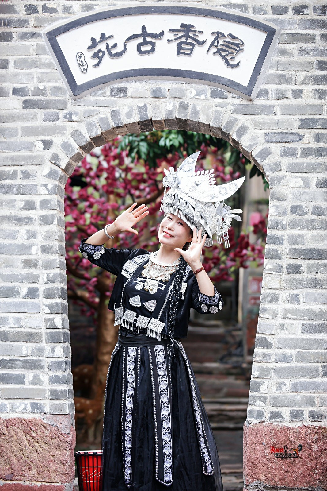 【隐香古苑苗家美女】--- 梅子