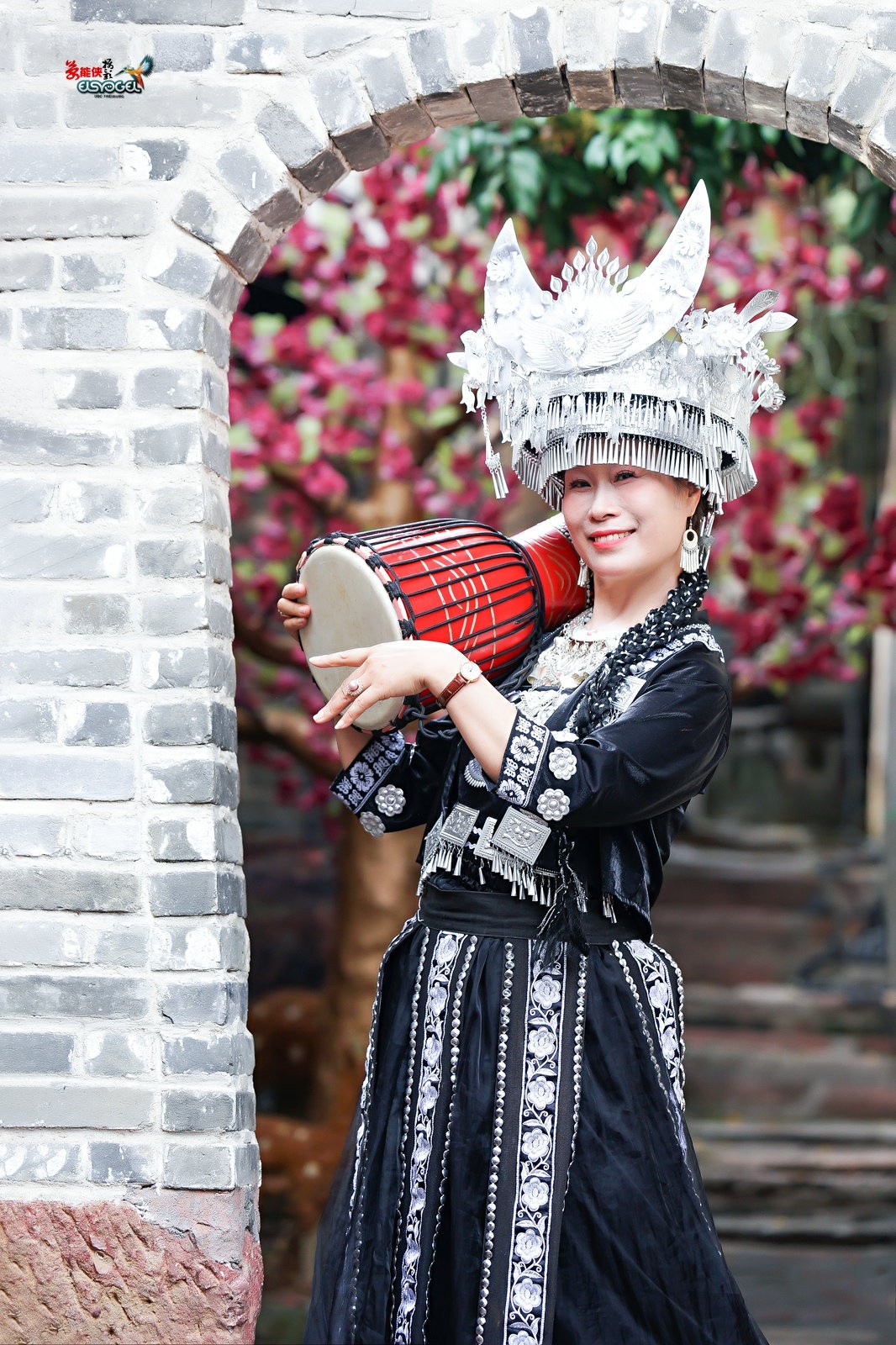 【隐香古苑苗家美女】--- 梅子