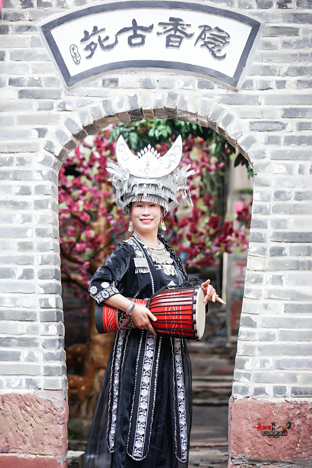 【隐香古苑苗家美女】--- 梅子