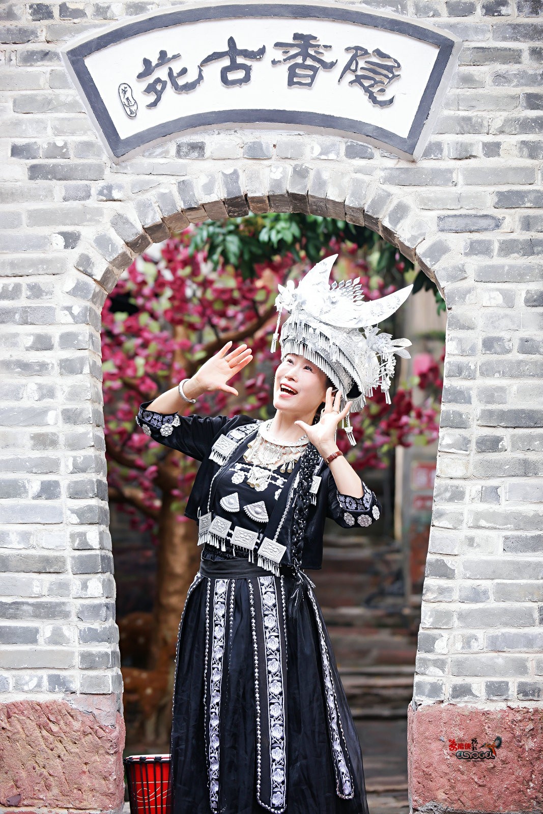 【隐香古苑苗家美女】--- 梅子