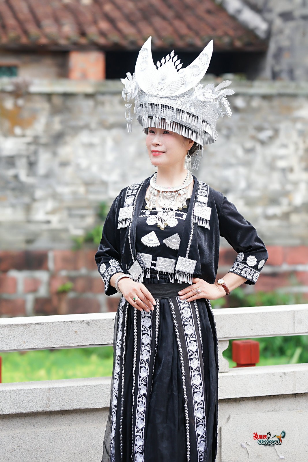 【隐香古苑苗家美女】--- 梅子