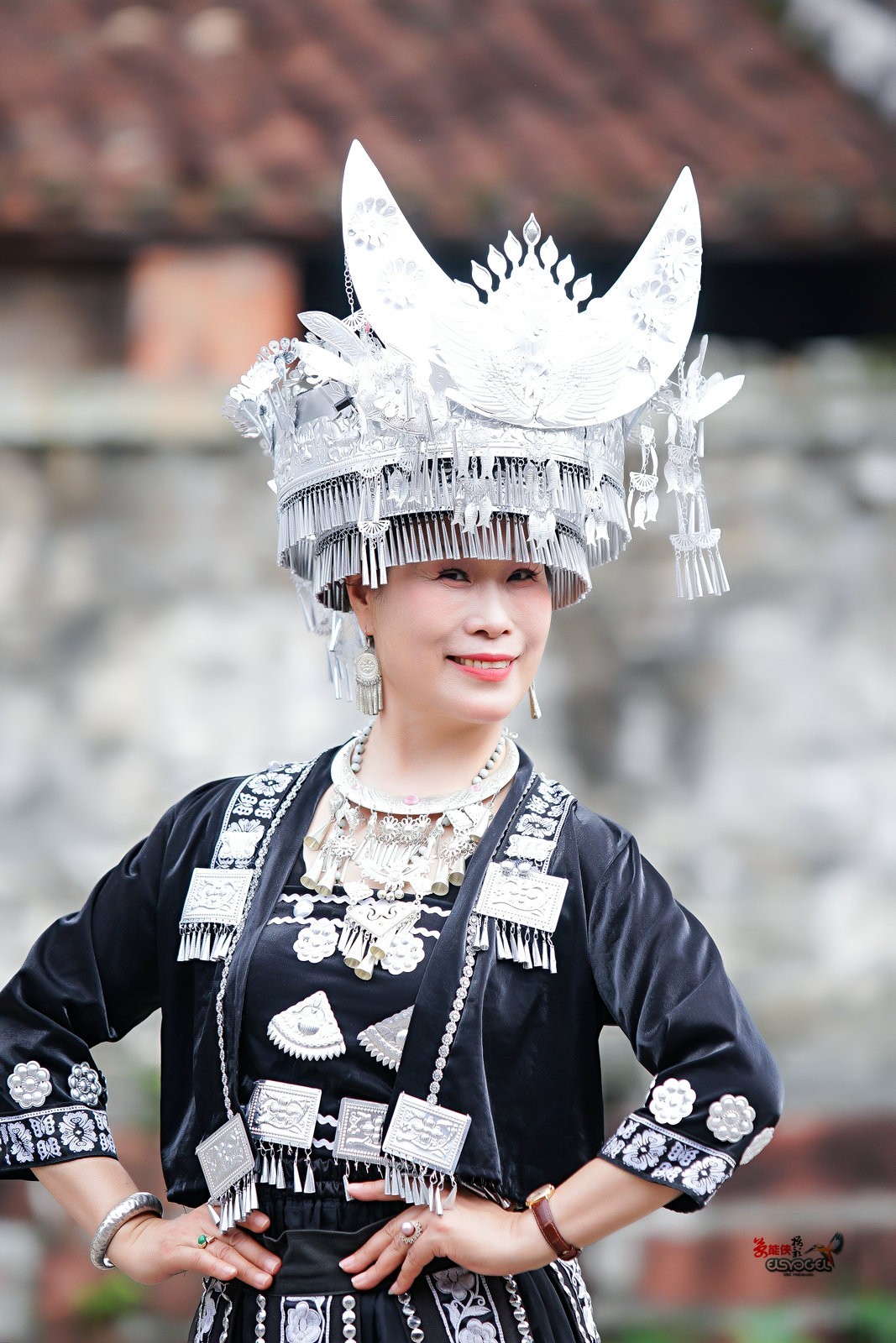 【隐香古苑苗家美女】--- 梅子