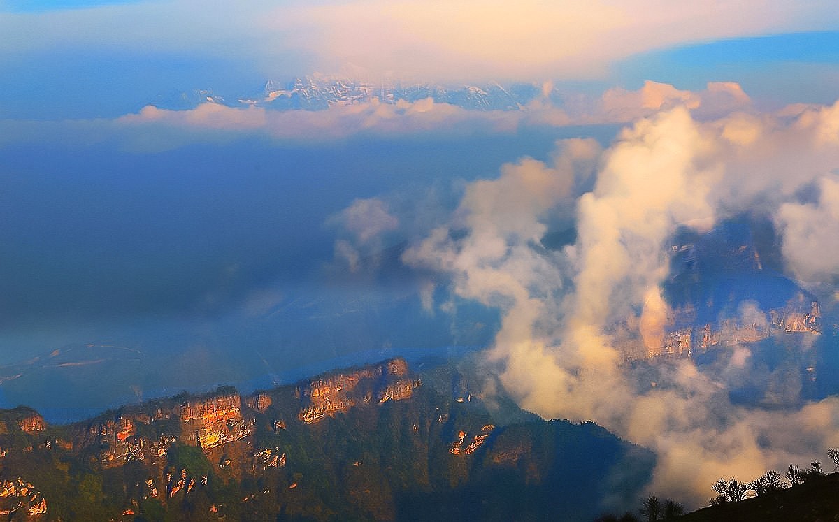 隐 隐 约 约《 牛 背 山 》