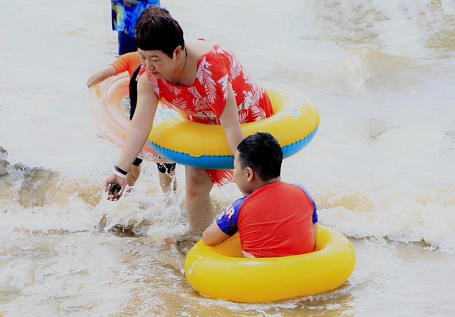 《不老松：纪实摄影》【大美河山系列报導】三游东戴河！ (55)香水湾浴场：海滨嬉水人