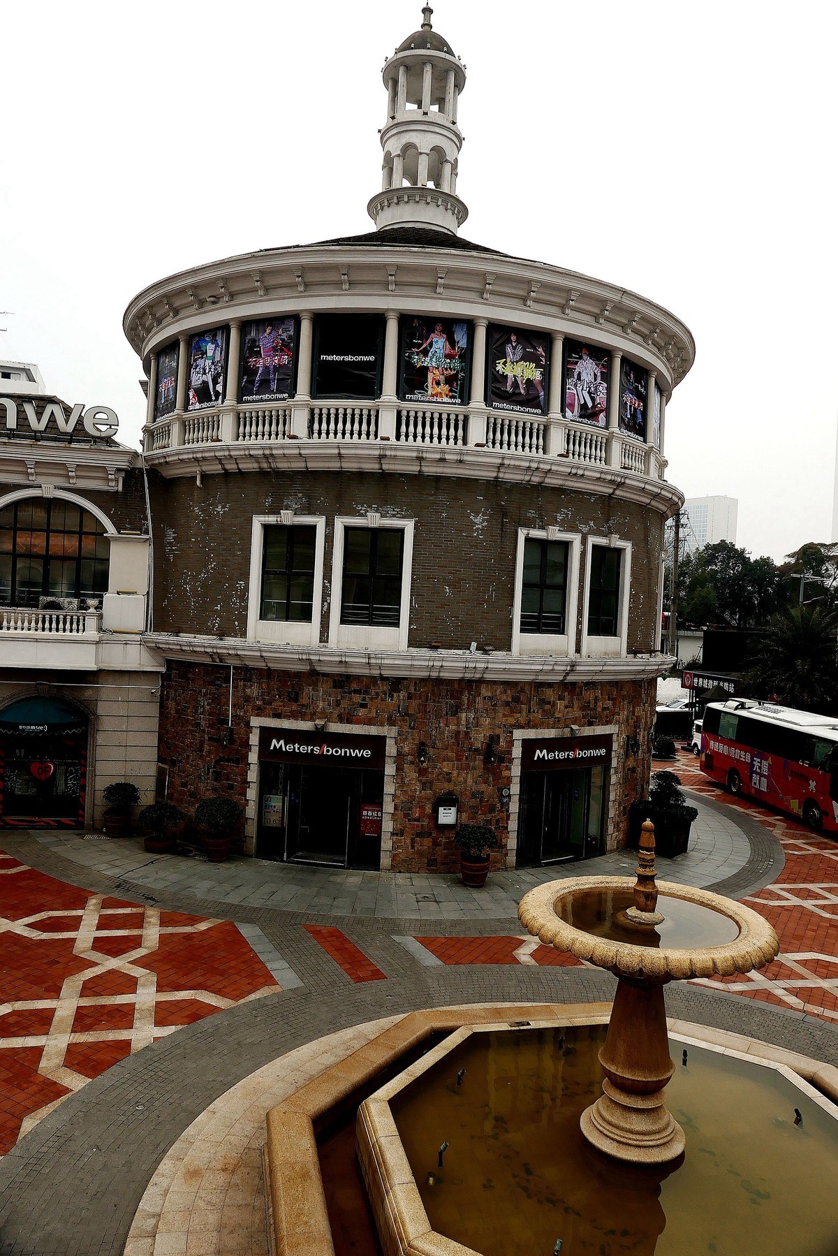 武汉印象新年的光谷步行街