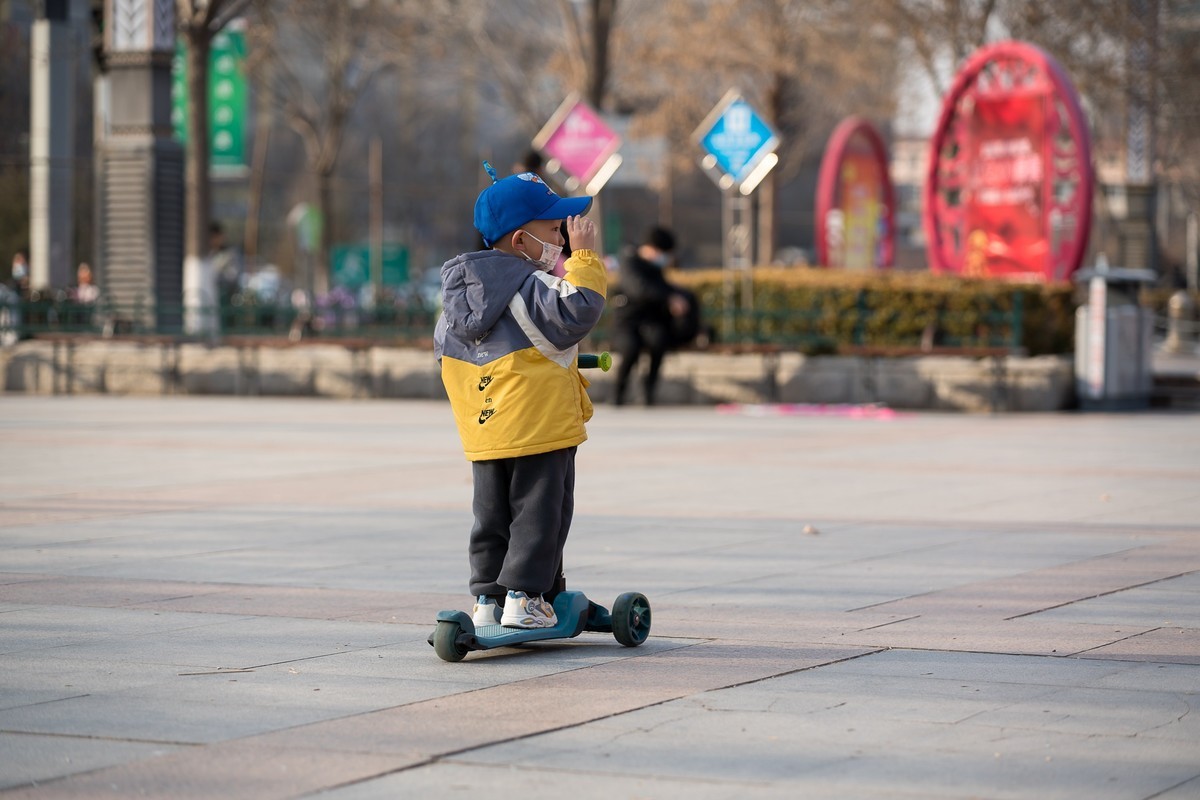 城市休闲广场老中小（24）姐弟追逐玩踏车