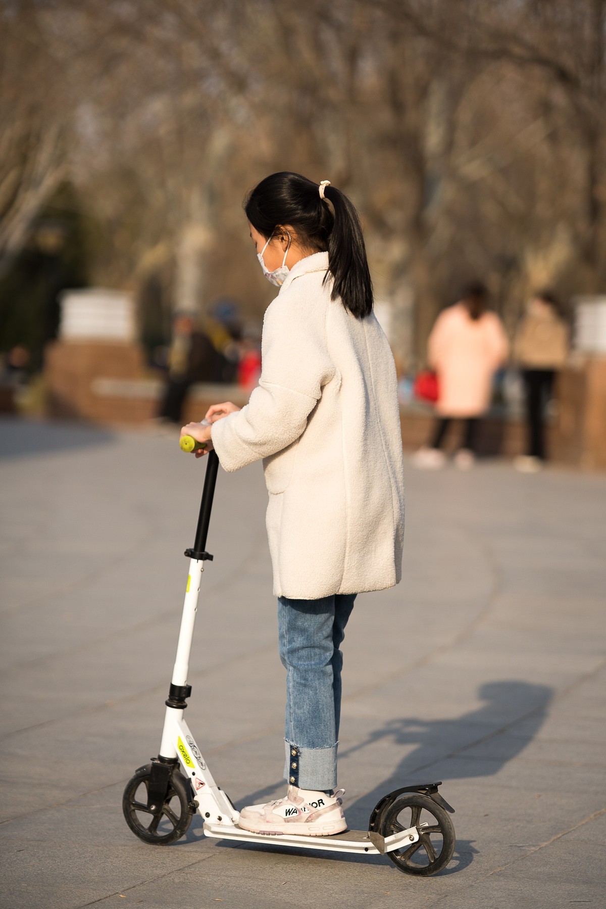 城市休闲广场老中小（24）姐弟追逐玩踏车
