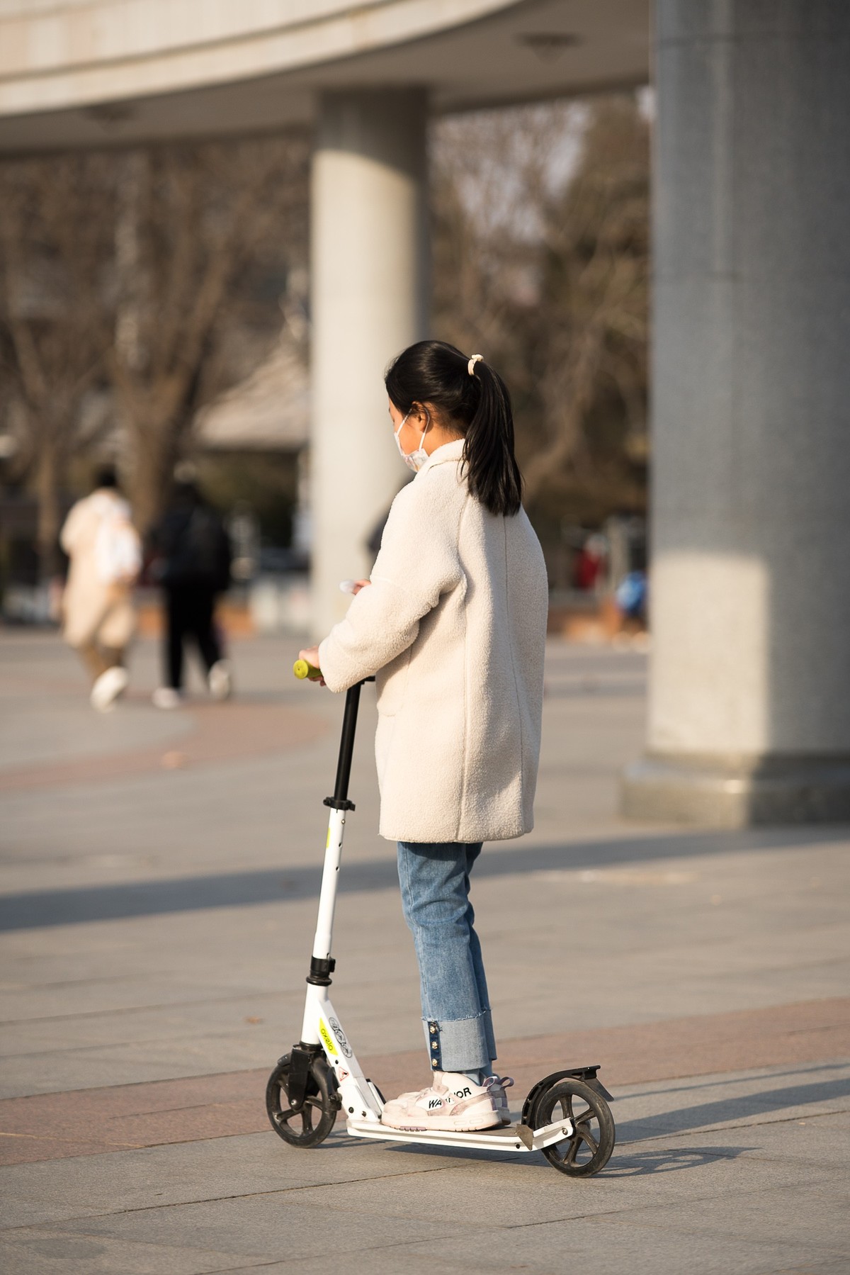 城市休闲广场老中小（24）姐弟追逐玩踏车