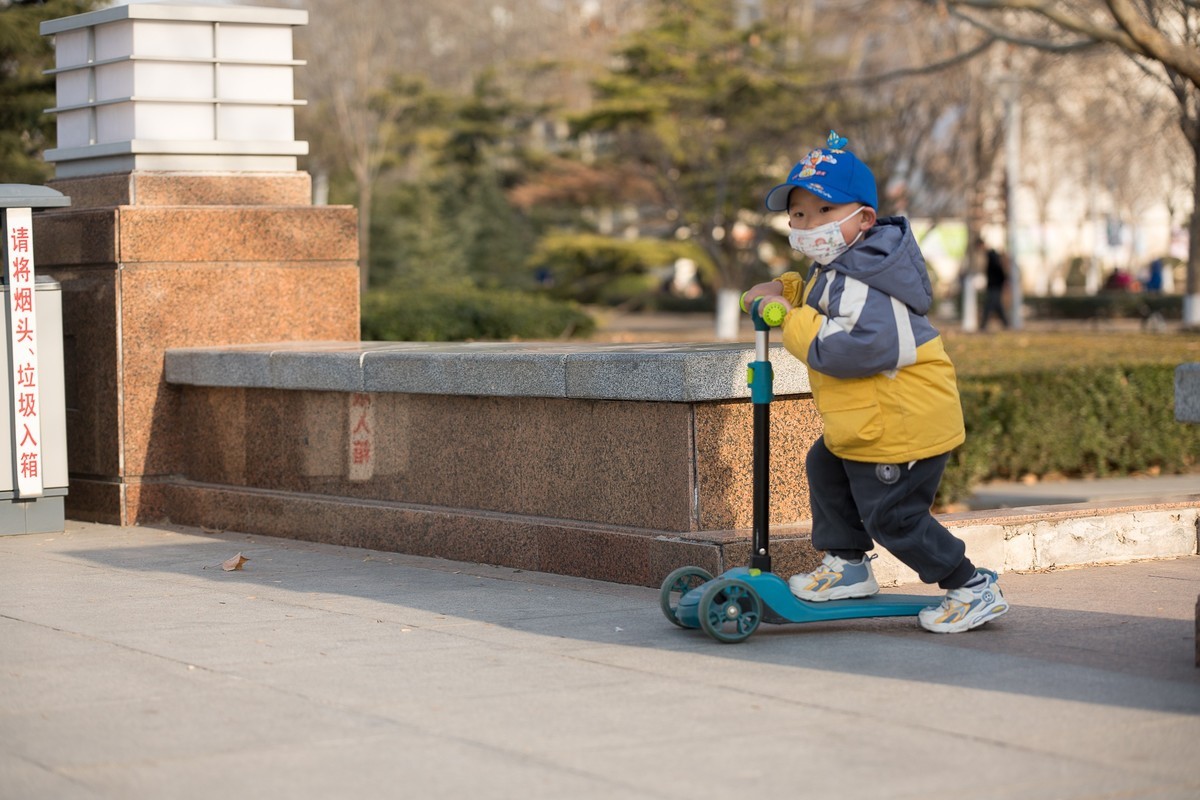 城市休闲广场老中小（24）姐弟追逐玩踏车