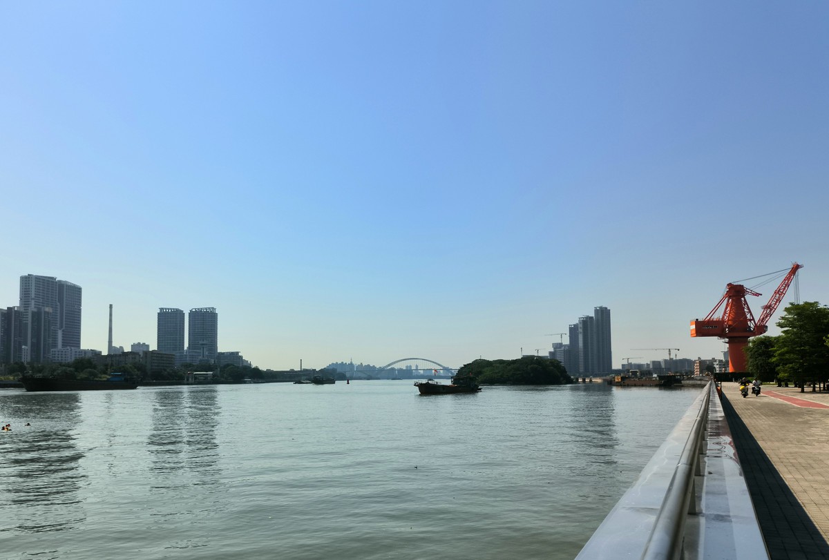 在芳村东塱江边闲逛。