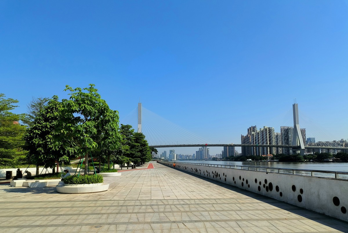 在芳村东塱江边闲逛。