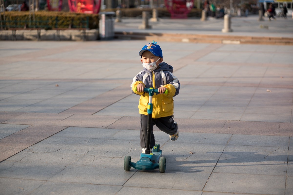 城市休闲广场老中小（24）姐弟追逐玩踏车