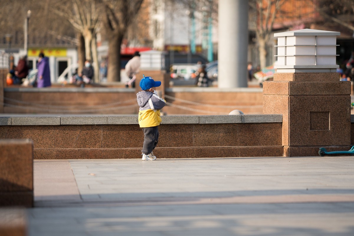 城市休闲广场老中小（24）姐弟追逐玩踏车