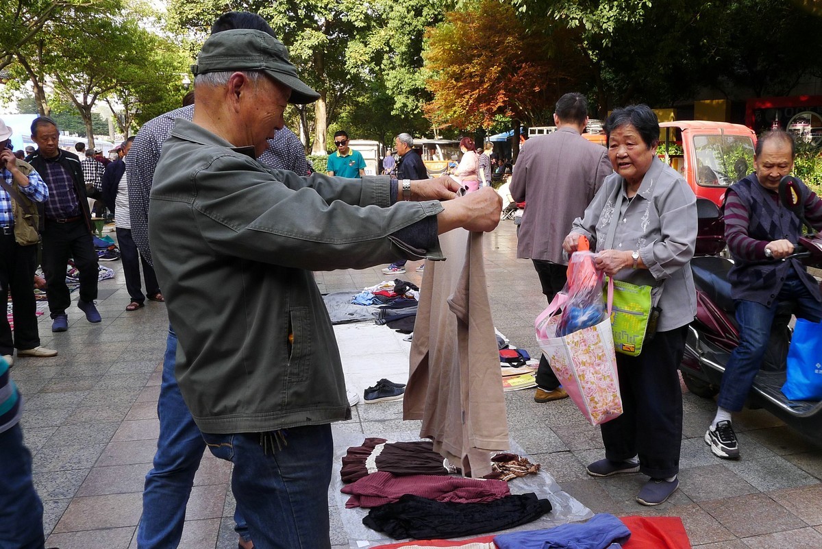铁牛广场的跳蚤市场