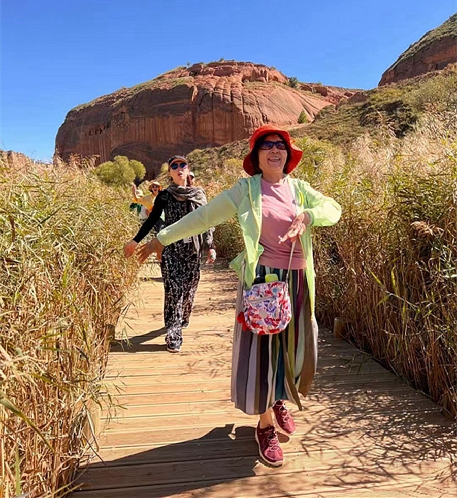 《不老松：2015中国优导中游张松拍摄集选》秦晋奇观(20)丹霞赤壁、闫家寨子火红色的丹