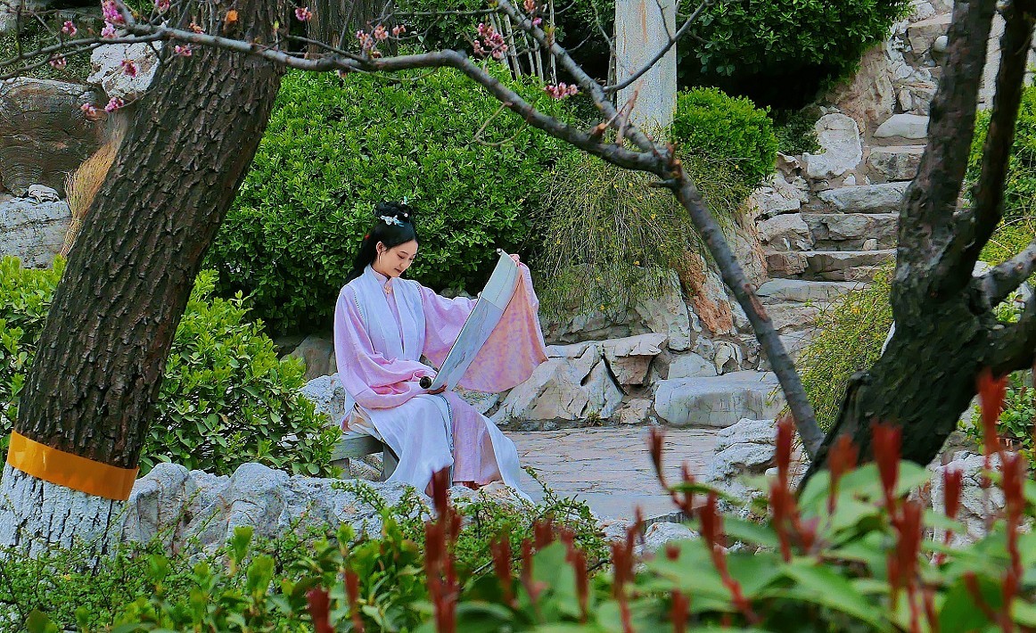 溜圈扫街抓拍片《风景，花草还有跳舞的美女》