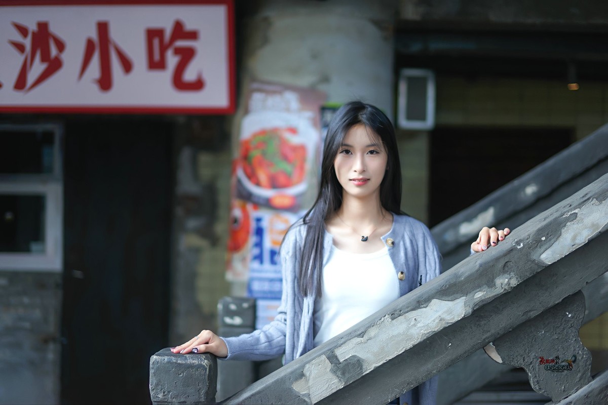 【昔日的楼角少女】---诗婷