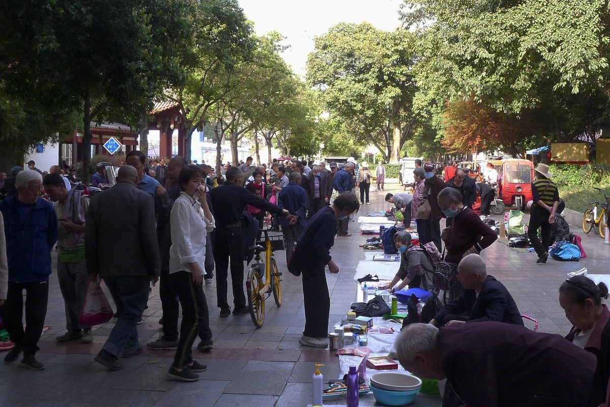 铁牛广场的跳蚤市场