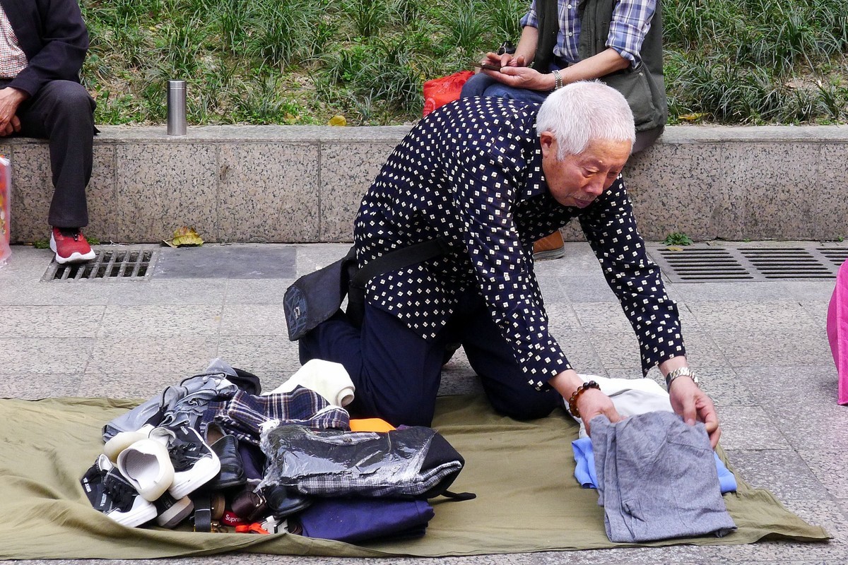 铁牛广场的跳蚤市场