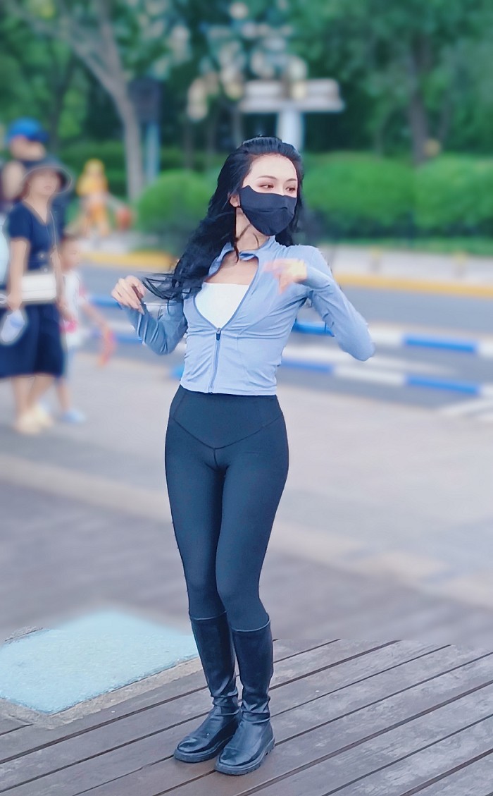 溜圈扫街抓拍片《风景，花草还有跳舞的美女》