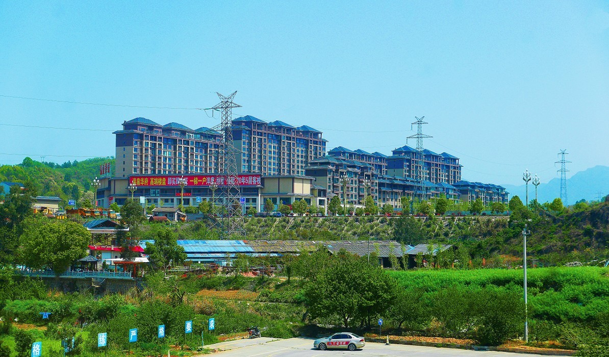 溜圈扫街抓拍片《风景，花草还有跳舞的美女》