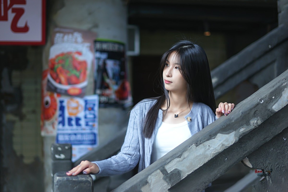 【昔日的楼角少女】---诗婷