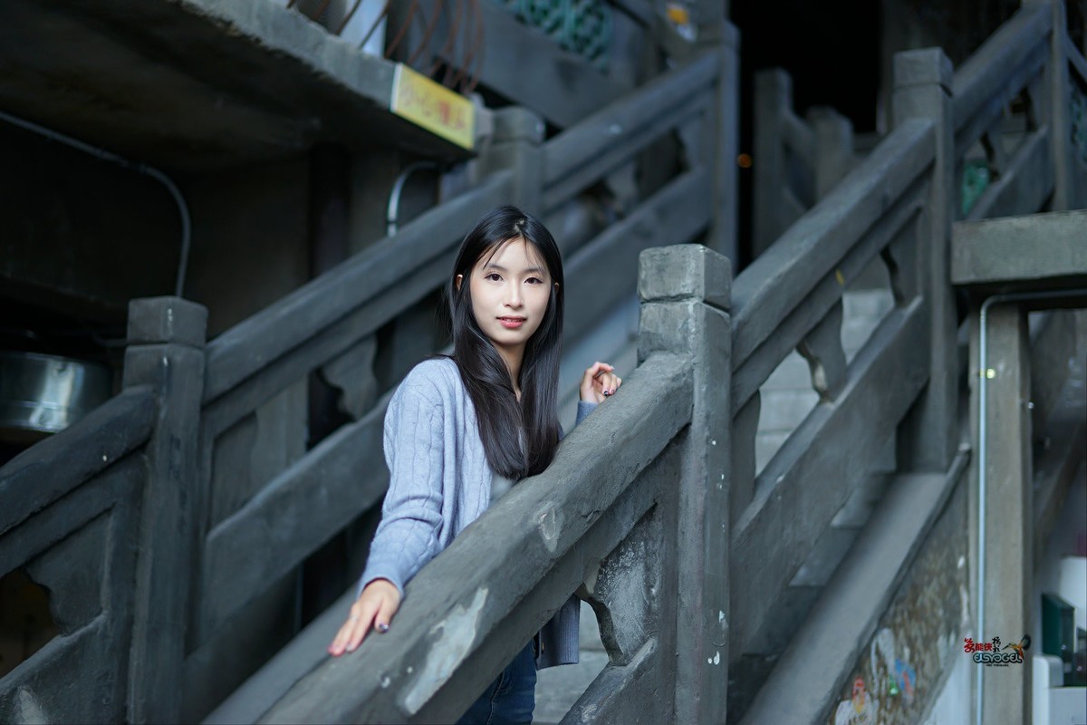 【昔日的楼角少女】---诗婷