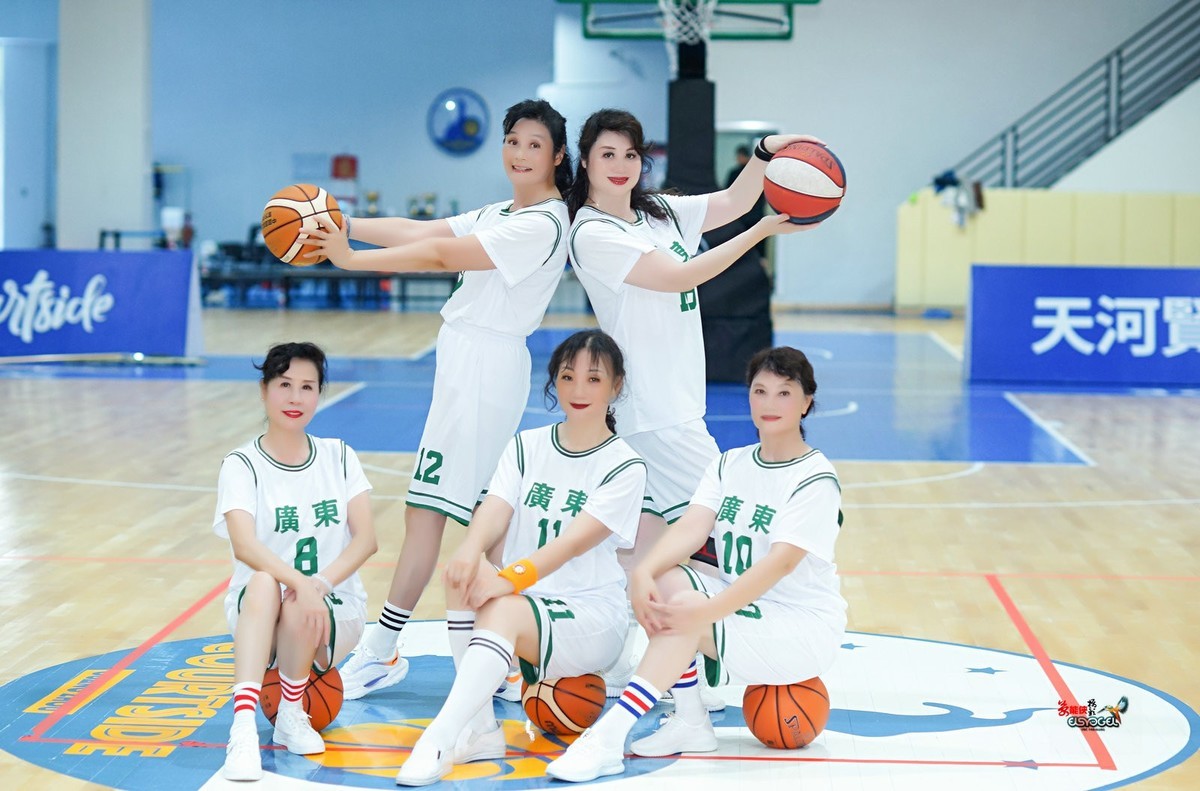 【篮球场上五朵金花】--超英、大蒋、蝴蝶、晓红、小温