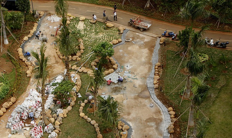 《不老松：忆海南游记》长島兰湾二期十栋前曲径花路正在施工！