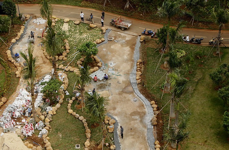 《不老松：忆海南游记》长島兰湾二期十栋前曲径花路正在施工！