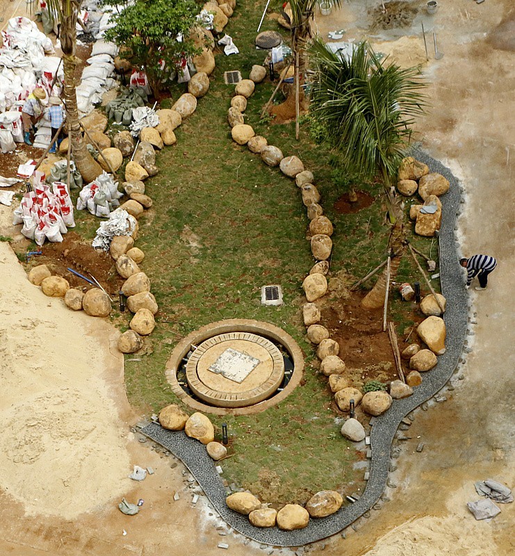 《不老松：忆海南游记》长島兰湾二期十栋前曲径花路正在施工！